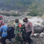 Petugas evakuasi korban kecelakaan tambang merapi di Magelang (17/4/2021)