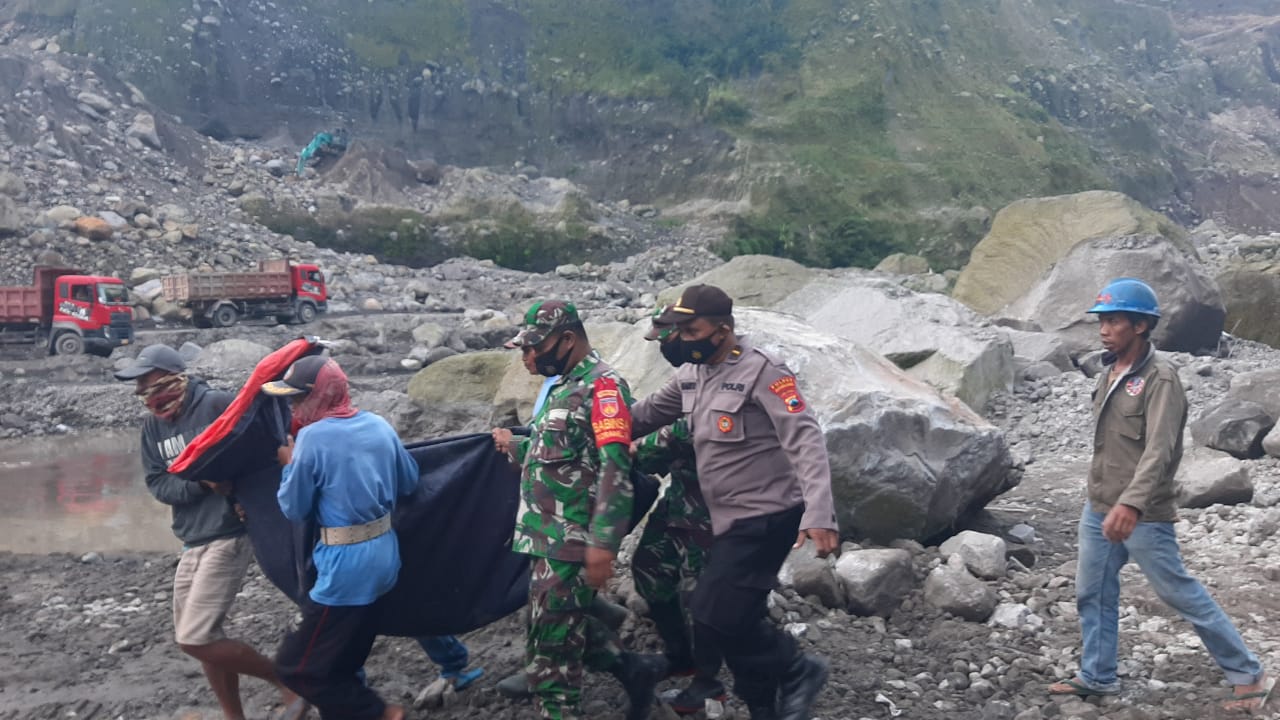 Petugas evakuasi korban kecelakaan tambang merapi di Magelang (17/4/2021)