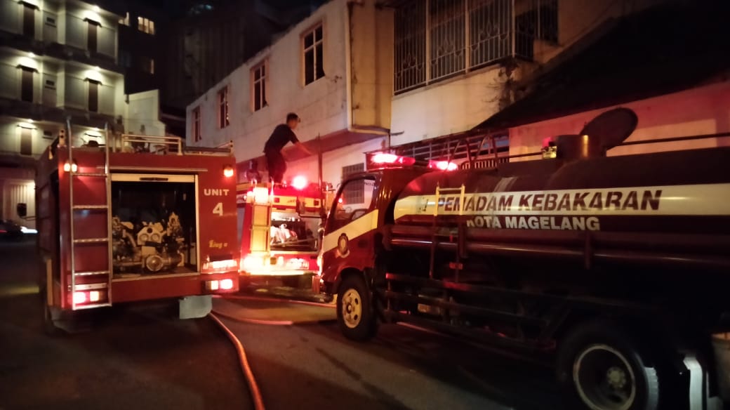 Mobil Damkar Kota Magelang saat akan memadamkan kebakaran rumah_ (19/4/2021)-Foto Damkar