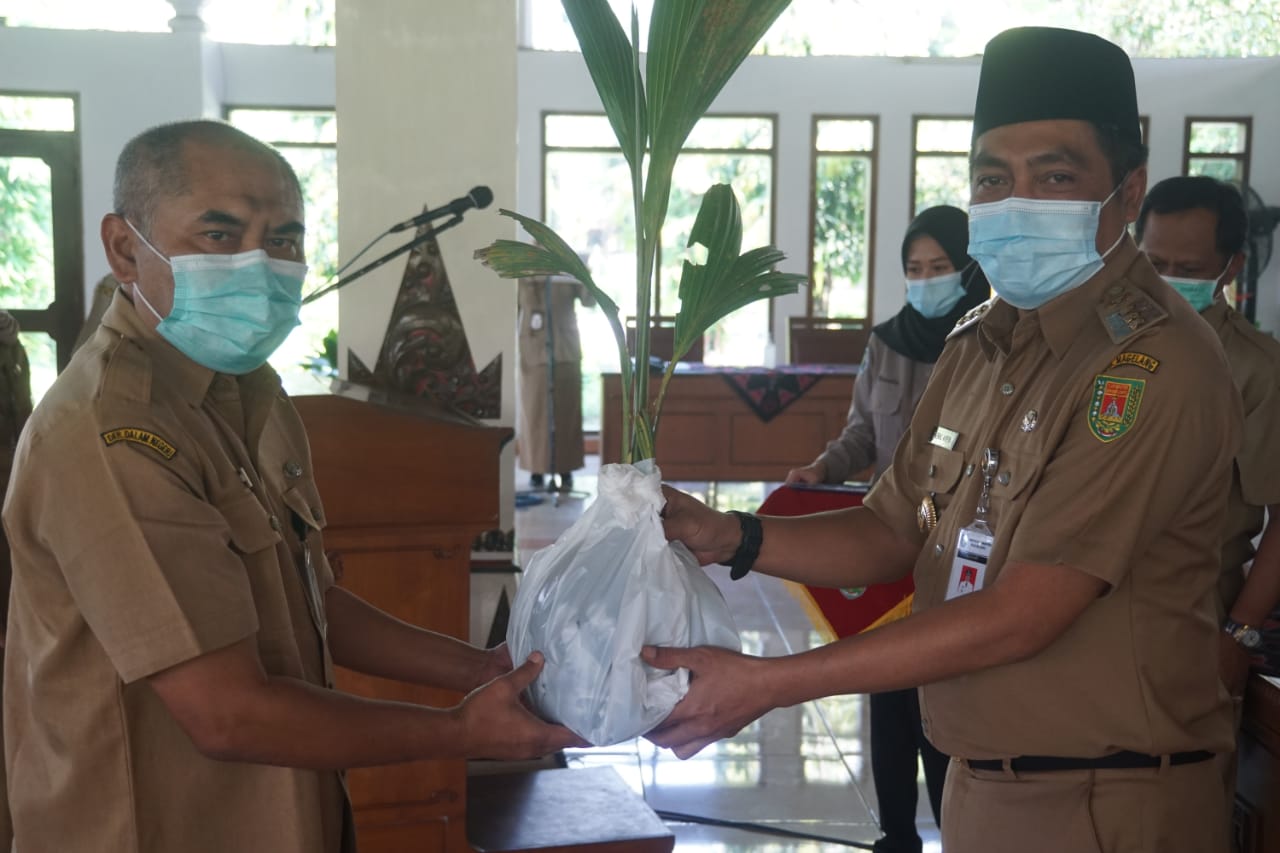 PNS di Pemkab Magelang terima SK pensiun dan tinggalkan bibit pohon (26/4/2021)