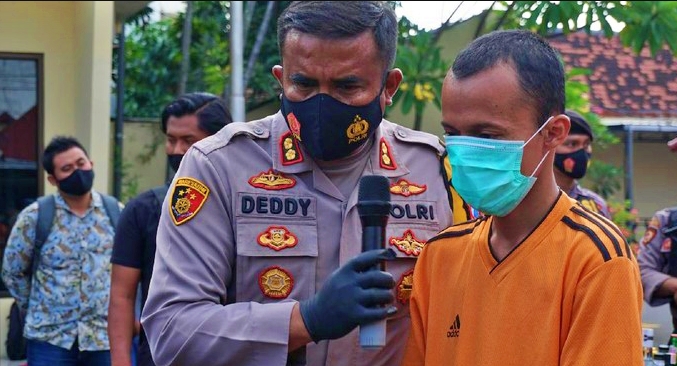 Pelaku penjual istri untuk layanan threesome