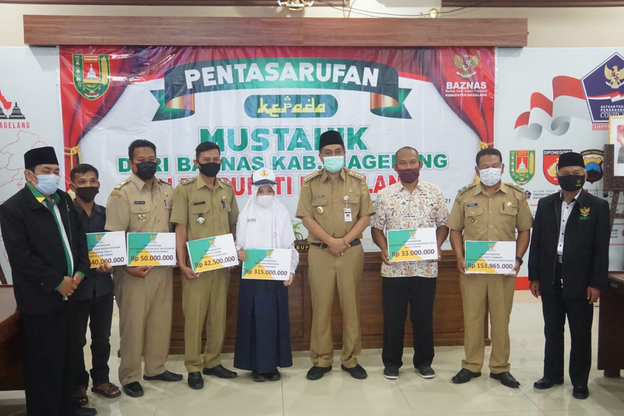 Pemkab Magelang melalui BAZNAS salurkan bantuan kepada warga (19/4/2021)