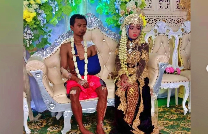 Pengantin pria bercelana kolor di pelaminan