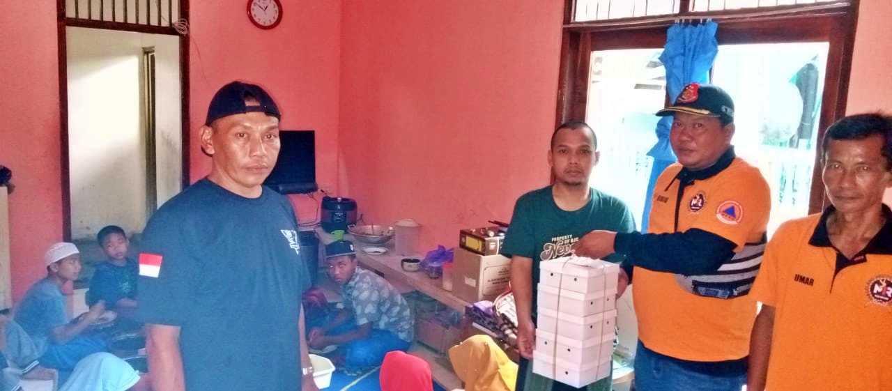 Perwakilan Relawan Komunitas MIR saat bagikan paket nasi pada Jumat Berkah (9/4/2021)