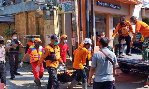 Proses evakuasi mayat seorang pria