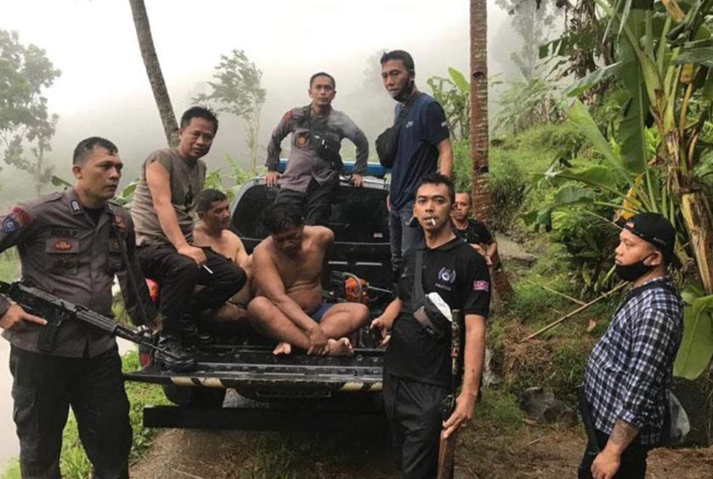 MALING: Polsek Dlingo menangkap dua pelaku pencurian kayu di hutan lindung. (foto: ist)