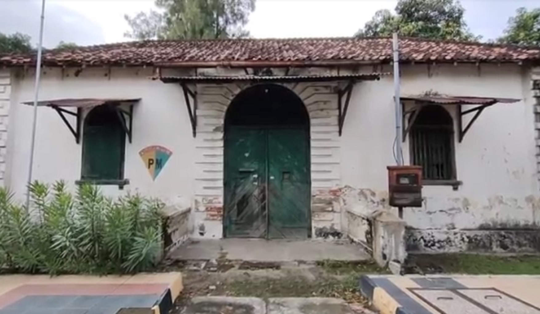 ANGKER: Bagian depan bangunan peninggalan Belanda, bekas tahanan militer yang disiapkan sebagai tempat isolasi pemudik di Kota Madiun, Jumat (2/4/2021). (foto: ist)