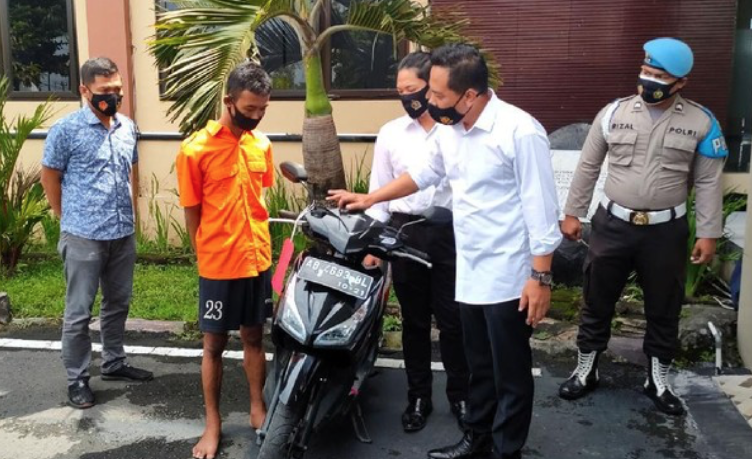 PEMBUNUH: Tersangka NAF berikut barang bukti motor milik korban Takdir Suniarti. (foto: ist)