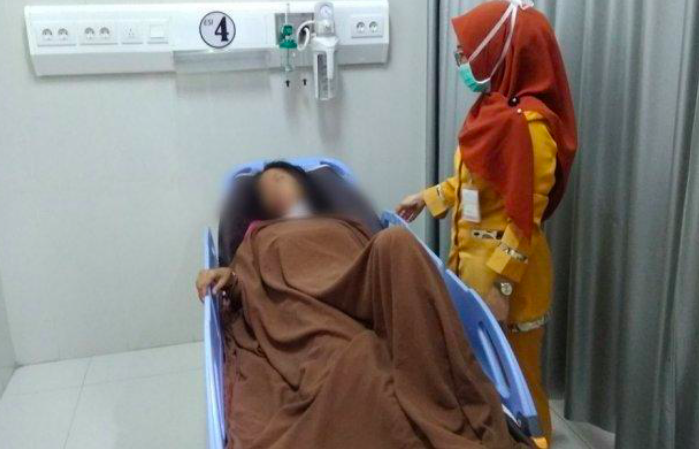 TERBARING: Seorang wanita dirawat intensif di rumah sakit akibat tusukan sajam. (foto: internet/ ilustrasi)
