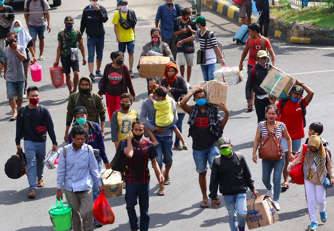 Pemudik memadati terminal dan pelabuhan. Foto diambil tahun 2020. (gambar: ist)