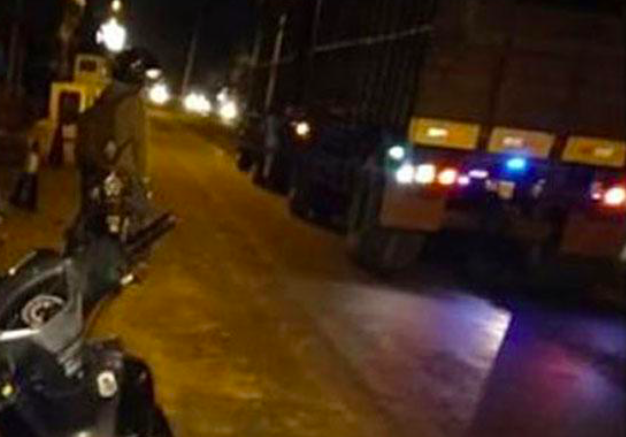 MUSIBAH: Truk gandeng yang menyerempet sepeda motor korban. (foto: ist)