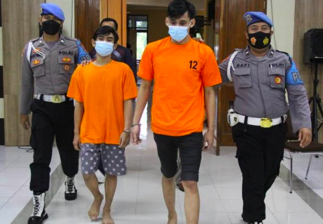 BISNIS HARAM: Mahasiswa kampus swasta di Jogja, ABR, 22, dan IJ, 20 di Polres Bantul. (foto: ist)