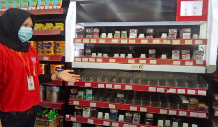 HABIS: Selain susu, kawanan maling juga menguras rokok di minimarket. (gambar: internet/ ilustrasi)