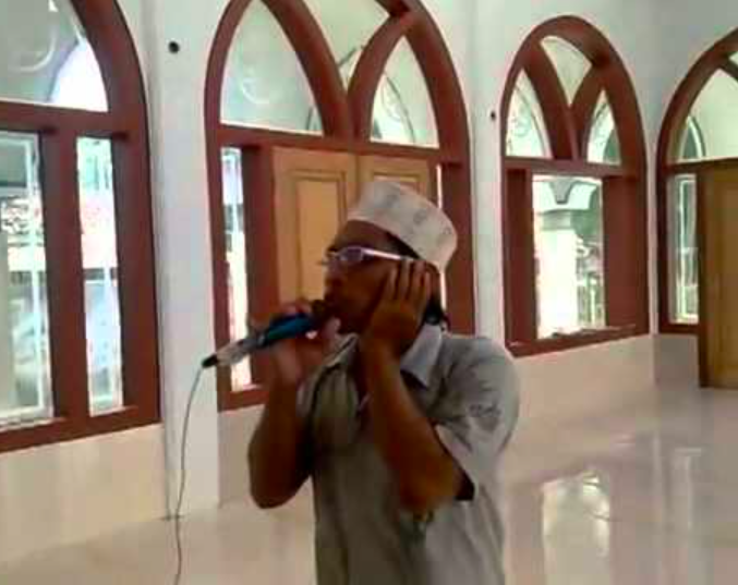 TANDA BERBUKA: Muazin mengumandangkan azan di masjid. (sumber: internet)