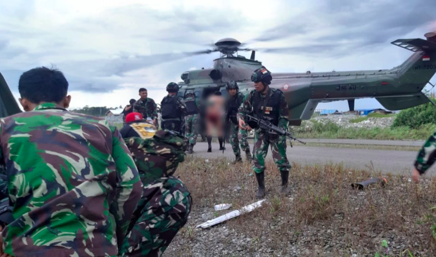 Pasukan TNI diserang KKB saat patroli di Distrik Kenyam, Nuda, Papua, Kamis (26/11/2020). Tiga prajurit yang terluka dievakuasi menggunakan helikopter. (dok puspen tni)