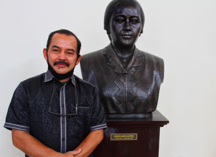 PEMATUNG: Yusman dengan hasil karyanya Raden Ajeng Kartini di lobi Kantor Paniradya Kaistimewaan, Kompleks Kepatihan Jogjakarta. (foto: ist)