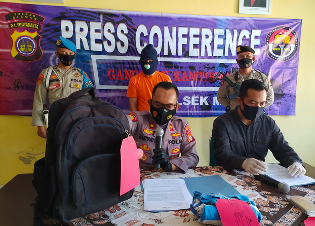 OJOL: Kapolsek Mlati, Kompol Haryanto, menunjukkan barang bukti pencurian yang dilakukan RE. (foto: ist)