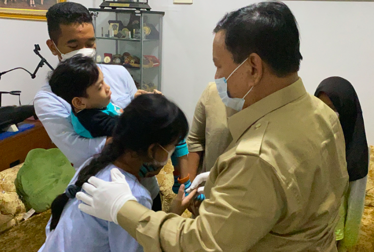 GUGUR: Menteri Pertahanan (Menhan) Republik Indonesia, Prabowo Subianto, mengunjungi keluarga korban tenggelamnya kapal selam KRI Nanggala 402. (sumber: kemenhan)