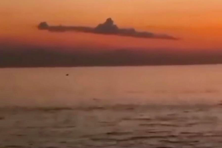 UNIK: Awan Mirip KRI Nanggala-402 di Langit Bali. (gambar: ist)