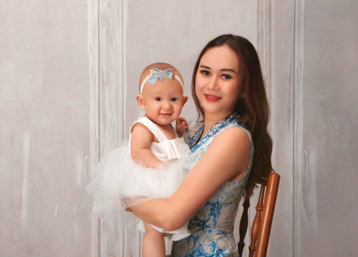 JANDA: Aura Kasih menggendong putri semata wayangnya, Arabella. (foto: ist)