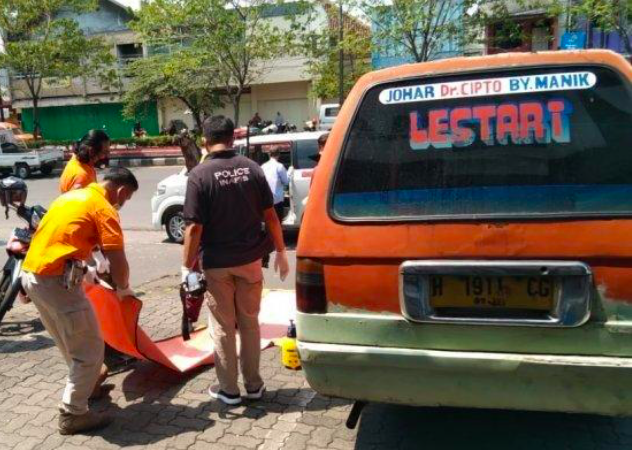 ANGKOT: Tim Inafis membawa jasad korban ke RSUP Kariadi Semarang, Kamis (29/4). (foto: ist)