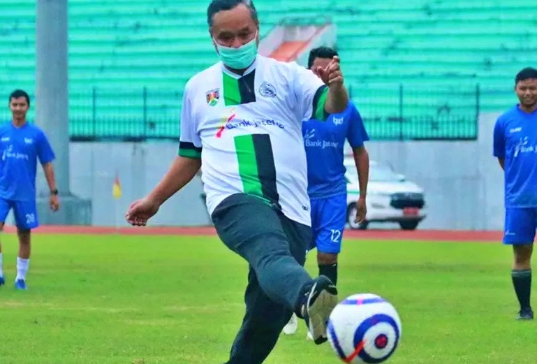 Wali Kota Magelang saat menendak bola ingin bangkitkan persepak bolaan di wilayahnya