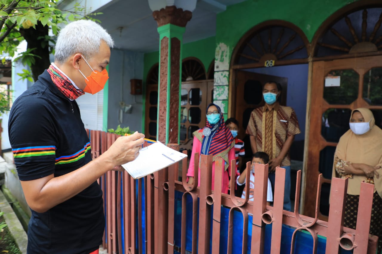 ADI PETUGAS: Gubernur Ganjar saat mendata di lapangan dalam program BKKBN, Kamis (1/4). (foto: humas pemprov jateng)