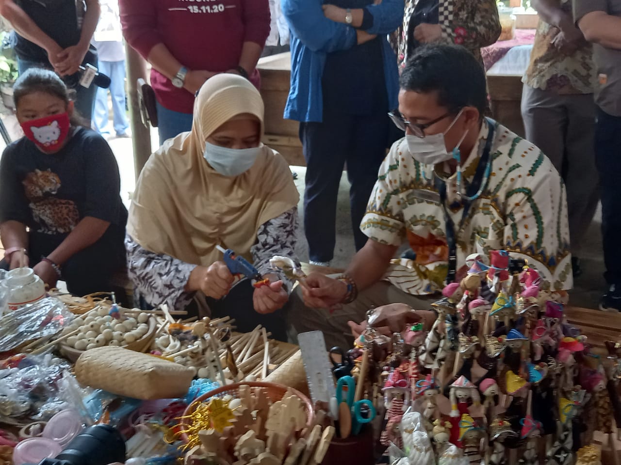 Datangi Kriya Kayu Rik Rok Borobudur, Ini yang Dilakukan Menparekraf Sandiaga Uno