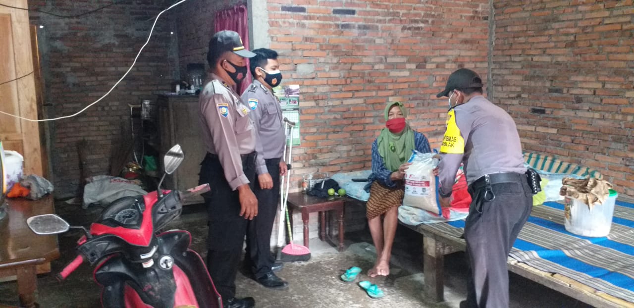 Wujud Empati, Polsek Ngablak Berikan Bantuan Beras Kepada Sejumlah Warga