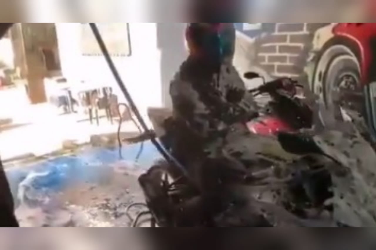 Kocak, Pengendara Tetap Diatas Motor Saat Dicuci