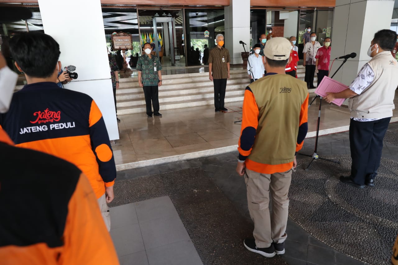 Bantu Warga Terdampak Bencana NTT, Ganjar Berangkatkan 18 Relawan dan Bantuan Logistik Rp 500 Juta