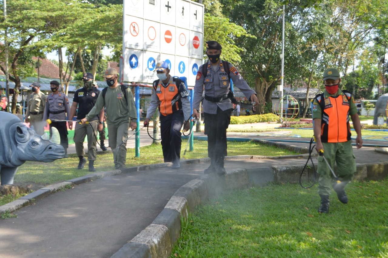 Personel gabungan sedang melakukan penyemprotan cairan disinfektan di salah satu fasilitas publik di Kota Magelang (foto: istimewa)