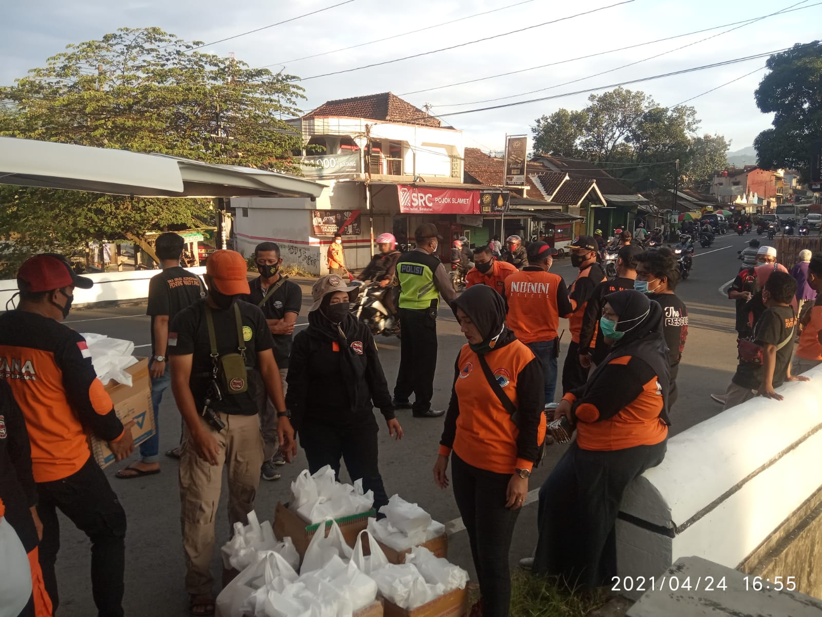 Peduli Sesama, Relawan KEBTANA Magelang Bagikan Takjil Berbuka Kepada Pengguna Jalan