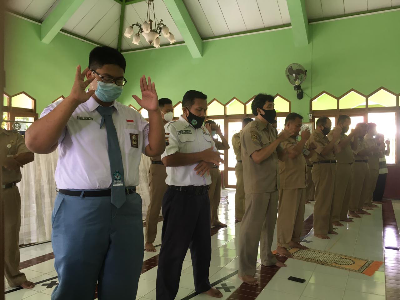 NANGGALA-402: Guru, karyawan dan siswa SMAN 1 Kota Mungkid melaksanakan salat gaib di masjid sekolah, Senin (26/4). (foto: han)