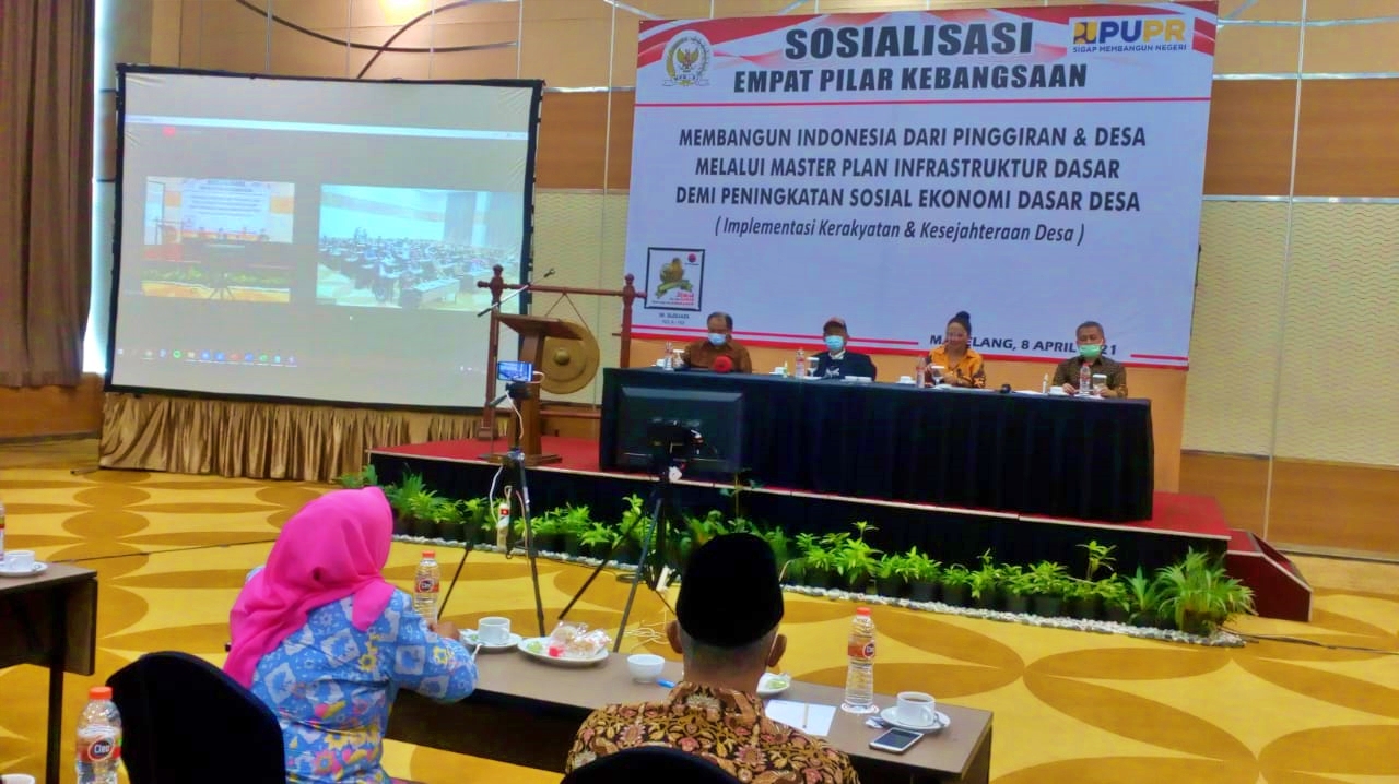 Sosialisasi membangun Indonesia dari pinggiran dan desa, melalui master plan infrasruktur dasar demi penbgkatan sosial ekonomi dasar demi desa, diikuti para kepala desa (Kades) di Kabupaten Magelang. Foto ali subchi.jpg