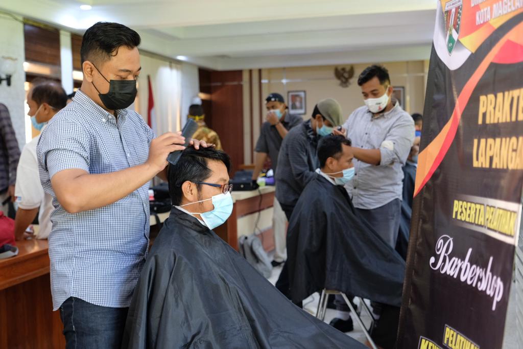 Asah Keterampilan, Peserta Pelatihan Barbershop di Kota Magelang Buka Lapak Cukur Gratis