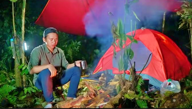 salah satu youtuber buka puasa di tengah hutan