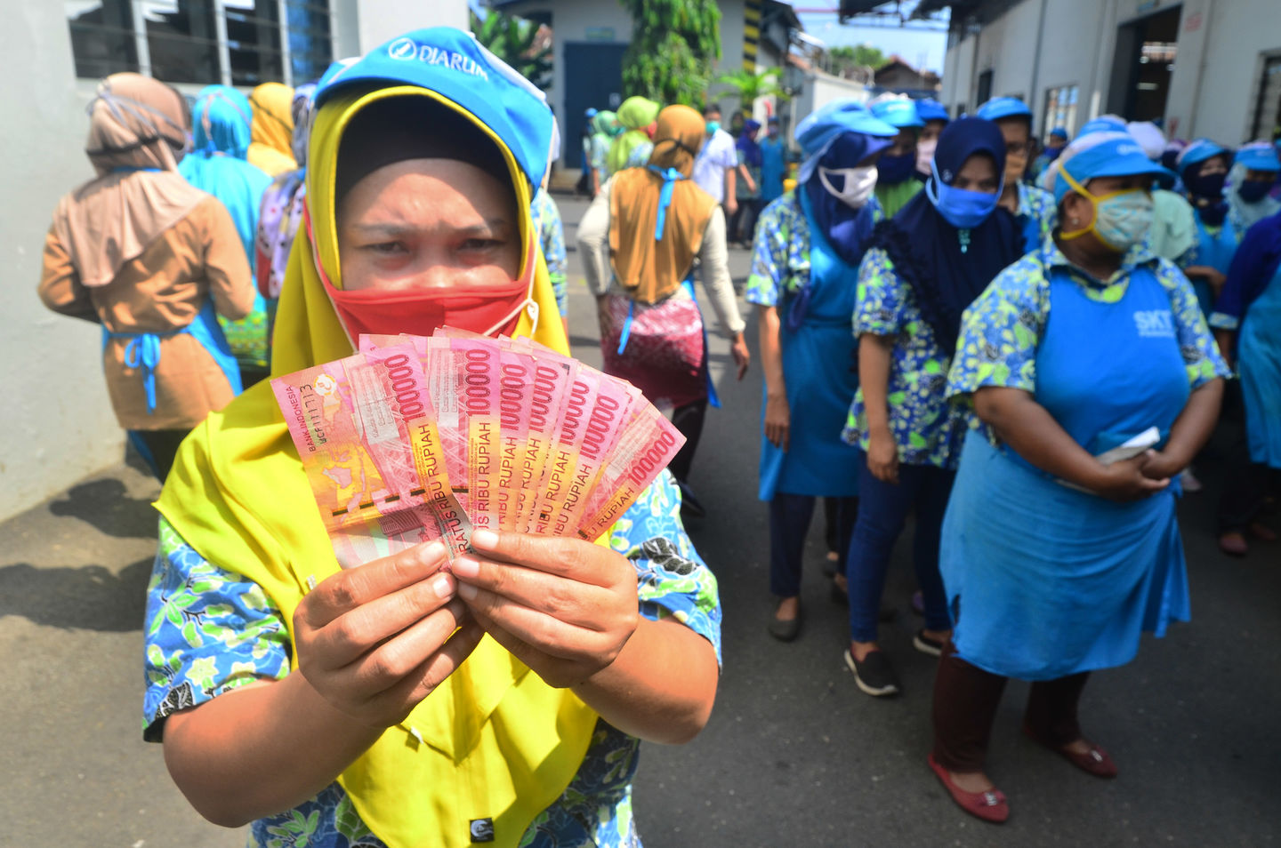 Karyawan pabrik menerima thr.