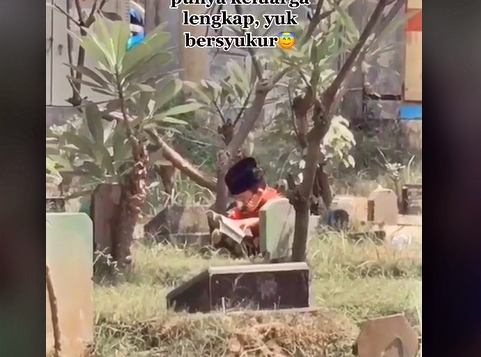 viral anak kecil baca yasin sendirian di atas sebuah makam
