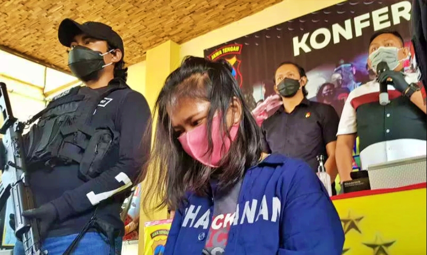 wanita pelaku pencurian mobil rental yang bius sopirnya