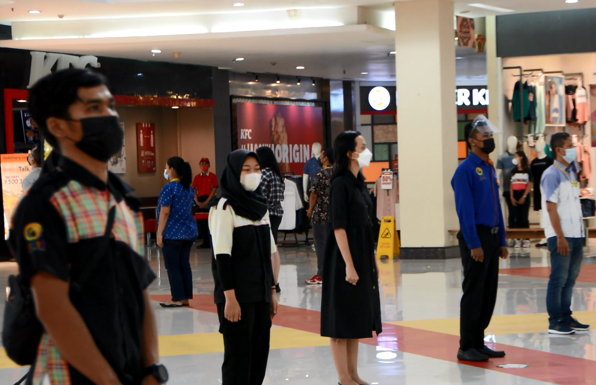 Karywan dan Pengunjung Artos Mall bersikap sempurna saat mendengarkan lagu Indonesia Raya