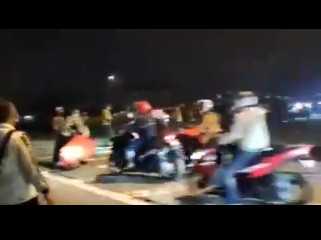 JEBOL: Pemudik berkendaraan pribadi menerobos posko penyekatan, Sabtu dini hari (8/5). (sumber: tangkapan layar)