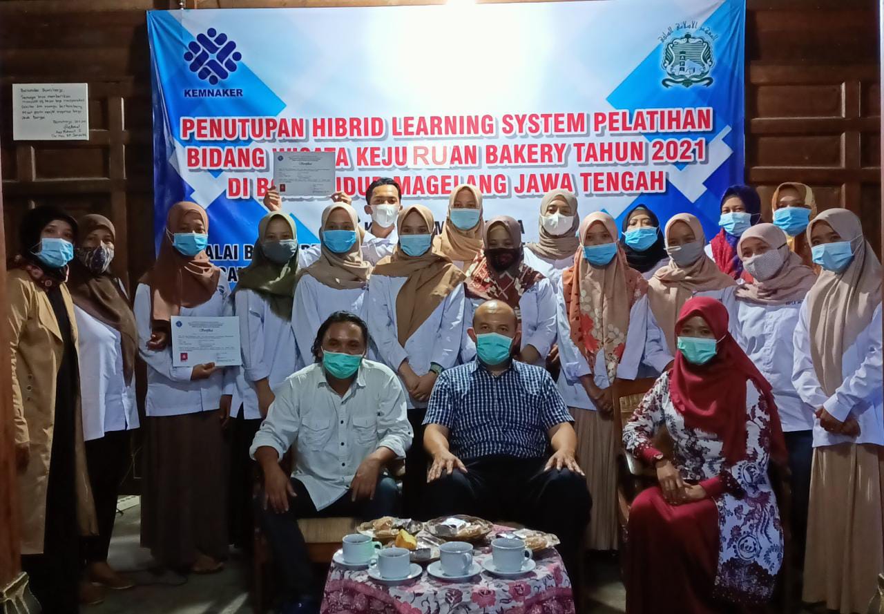 Pelatihan hybrid learning digelar dengan metode perpaduan antara online dan offline kepada masyarakat di kawasan Wisata Borobudur Magelang