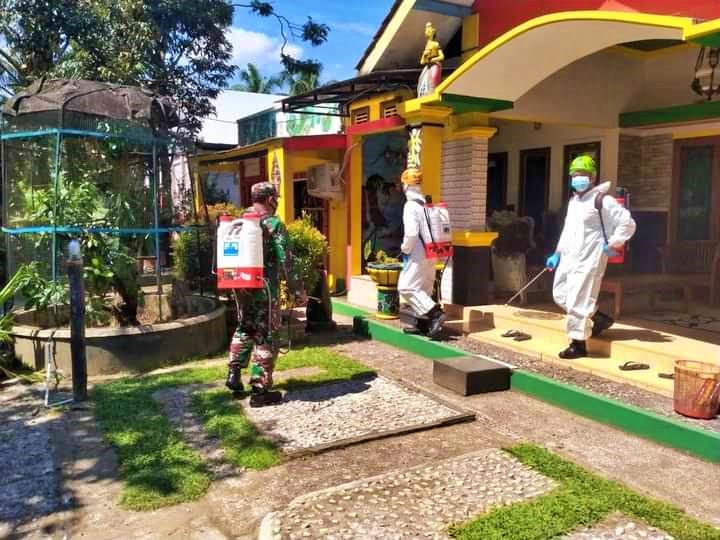 Babinsa Mungkid dan unsur terkait lakukan penyemprotan disinfektan (10/5/2021)