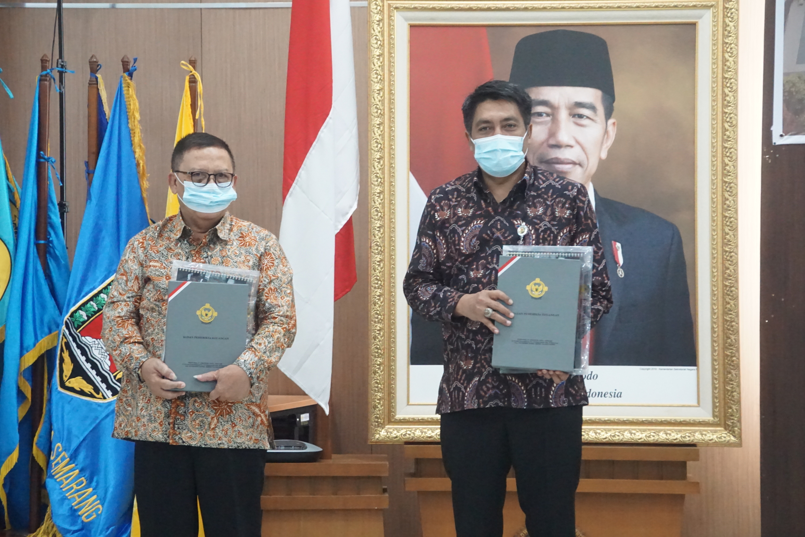 Bupati Magelang Zaenal Arifin saat menerima opini WTP dari Kepala Perwakilan BPK Provinsi Jawa Tengah,