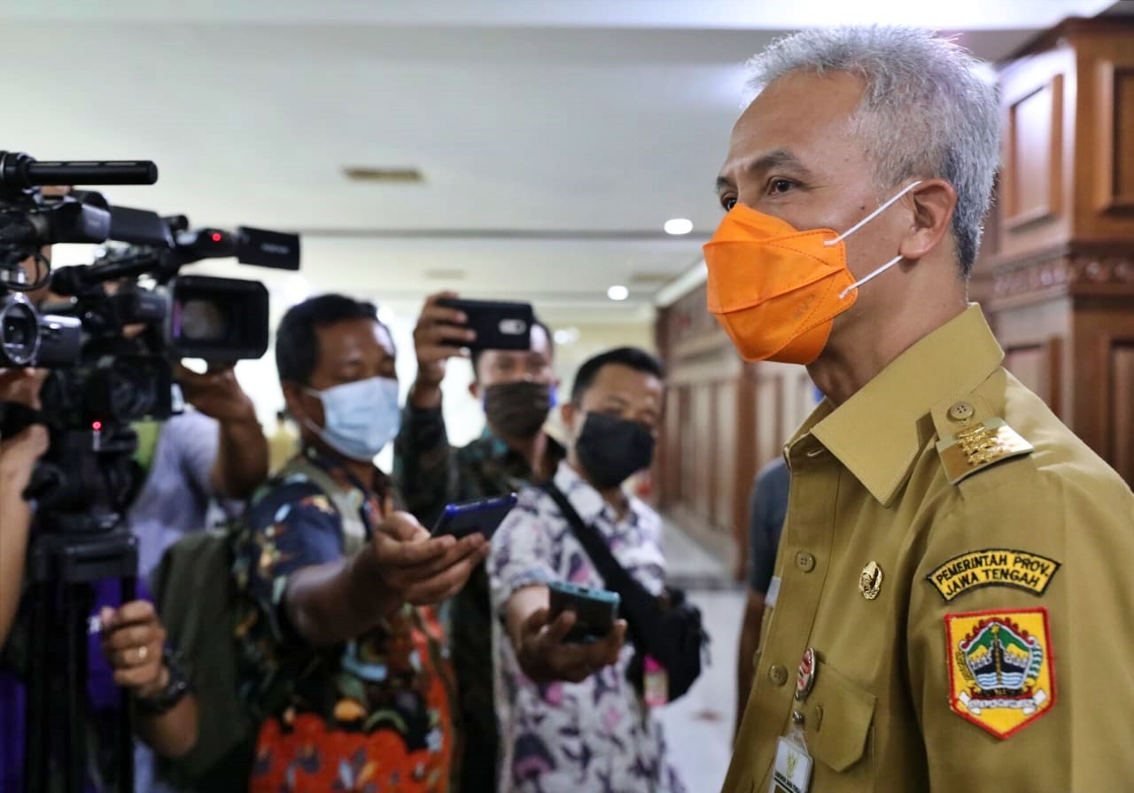 Ganjar Pranowo katakan pemprov jateng pantau zona merah covid di wilayahnya