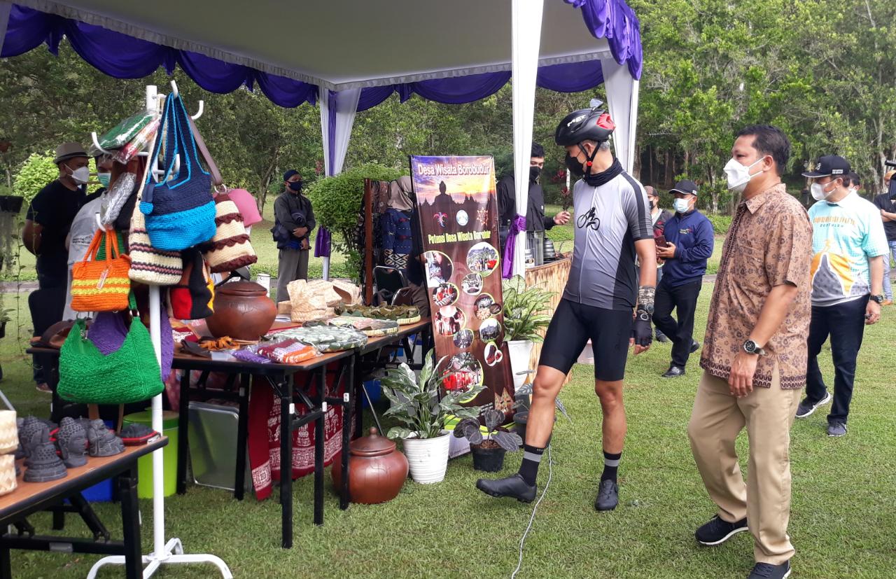 Ganjar Pranowo saat melihat produk UMKM di finish ajang Borobudur Duathlon 2021 (29/5/2021)