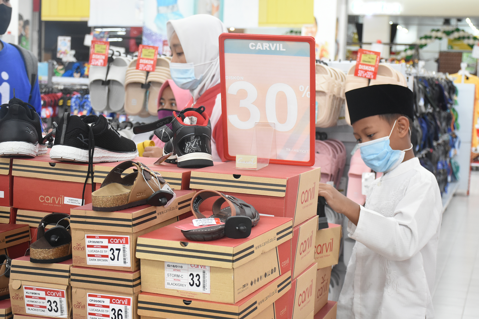 Salah satu anak yatim saat berbelanja di Artos Mall