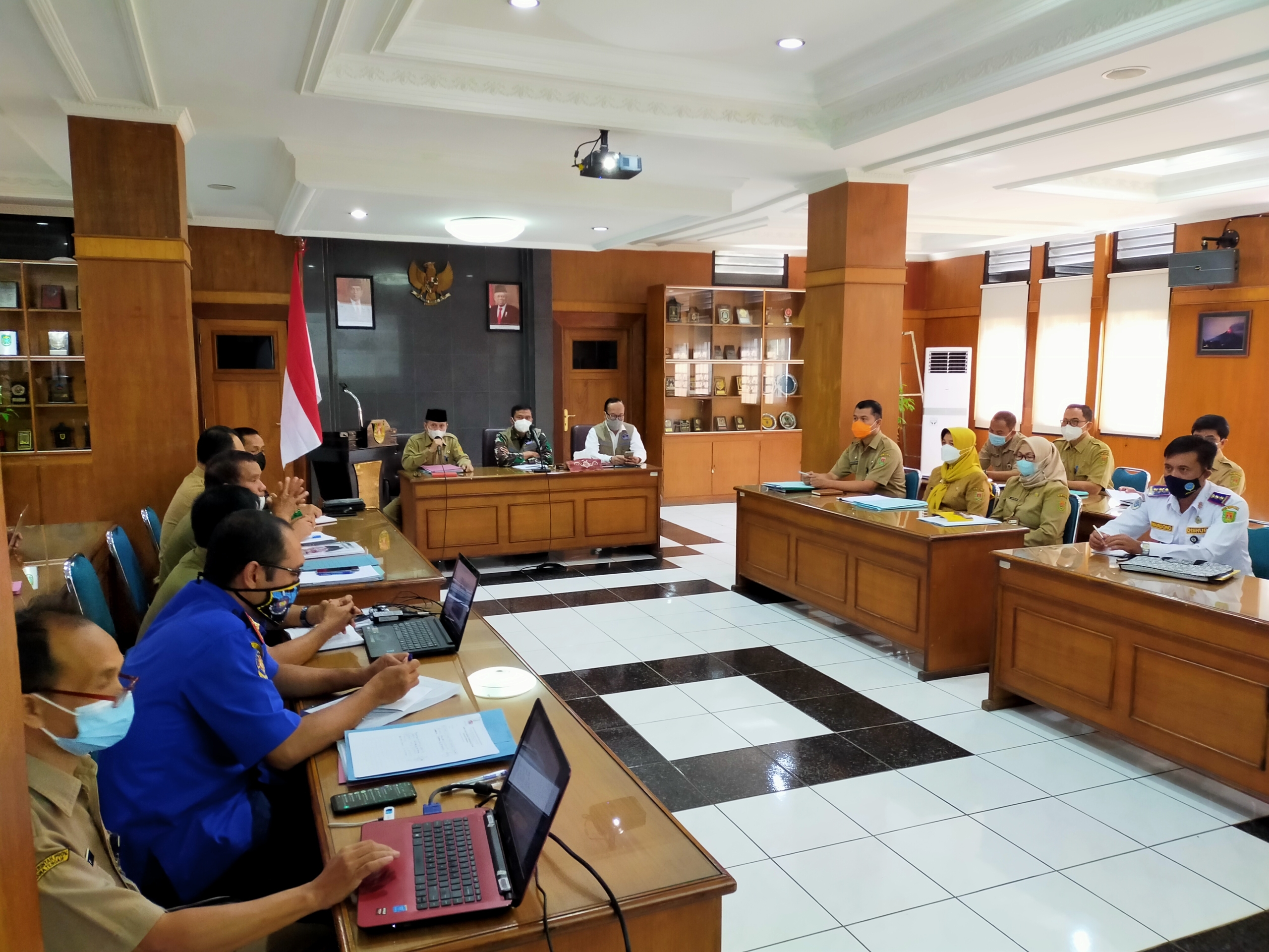 Anggota Tim Penanganan Covid-19 Pusat saat berudiensi dengan Pemkab Magelang (11/5/2021)