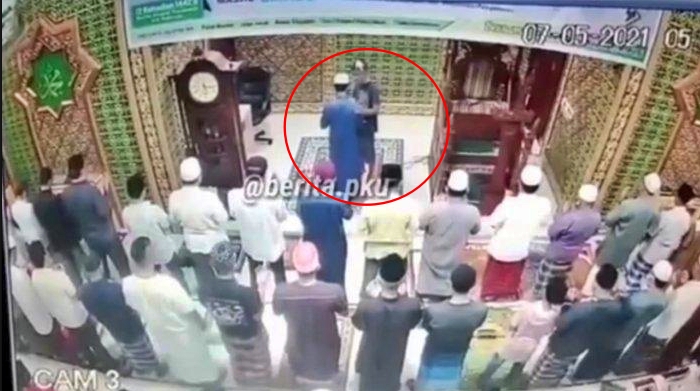 Imam Masjid ditampar seseorang saat memimpin shalat